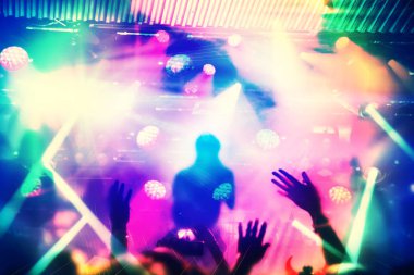 siluetleri fan ve müzisyenler sahne, müzik konserinde parlak sahne ışıkları