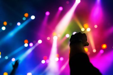 siluetleri fan ve müzisyenler sahne, müzik konserinde parlak sahne ışıkları