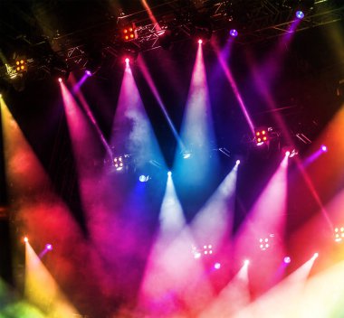 müzik konserinde parlak sahne ışıkları 
