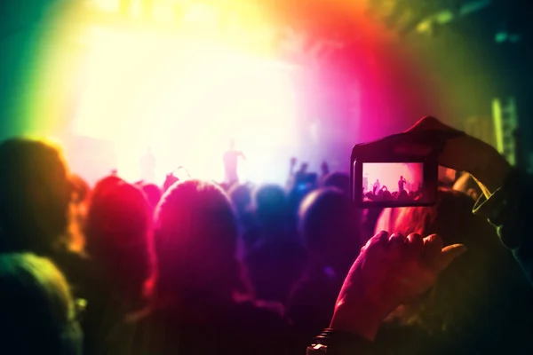 Siluetter Fans Och Musiker Scenen Ljusa Strålkastare Musik Konsert — Stockfoto