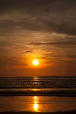 Hint Okyanusu, dramatik gökyüzü üzerinde güzel gün batımı 