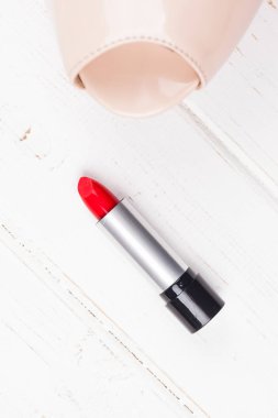 kırmızı ruj beyaz arka plan üzerinde yüksek topuk ayakkabı ile
