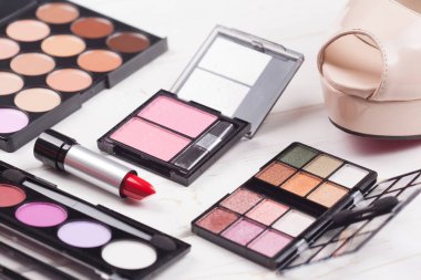 Dekoratif kozmetik Beyaz ahşap arka plan ayarla