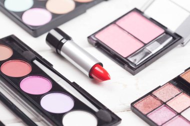 Dekoratif kozmetik Beyaz ahşap arka plan ayarla