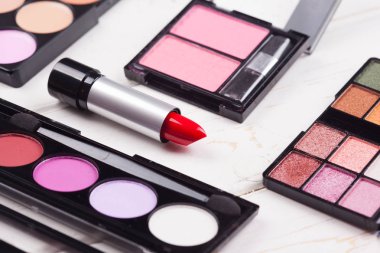 Dekoratif kozmetik Beyaz ahşap arka plan ayarla