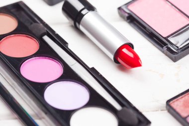 Dekoratif kozmetik Beyaz ahşap arka plan ayarla