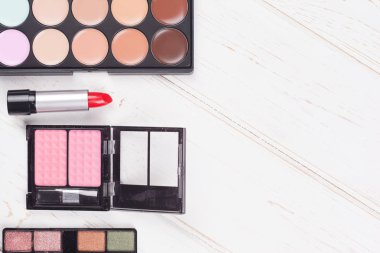 Dekoratif kozmetik Beyaz ahşap arka plan ayarla