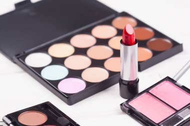 Dekoratif kozmetik Beyaz ahşap arka plan ayarla