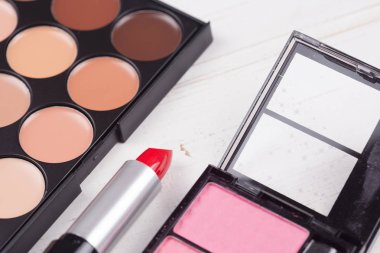 Dekoratif kozmetik Beyaz ahşap arka plan ayarla