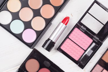 Dekoratif kozmetik Beyaz ahşap arka plan ayarla