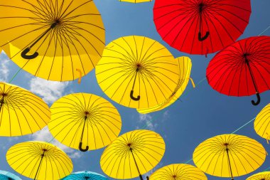 arka plan gökyüzü, sokak dekorasyon karşı kırmızı şemsiye