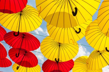 arka plan gökyüzü, sokak dekorasyon karşı kırmızı şemsiye