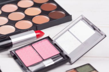 Dekoratif kozmetik Beyaz ahşap arka plan ayarla