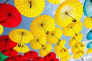 arka plan gökyüzü, sokak dekorasyon karşı kırmızı şemsiye