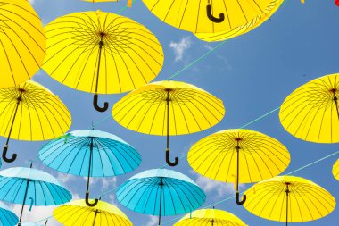 desen sarı ve mavi şemsiye mavi gökyüzü karşı