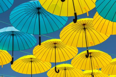 desen sarı ve mavi şemsiye mavi gökyüzü karşı