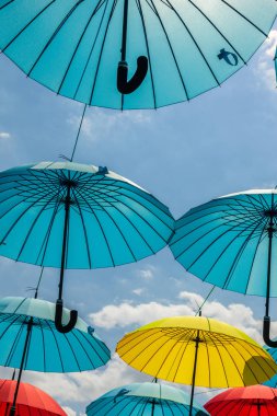 arka plan gökyüzü, sokak dekorasyon karşı mavi şemsiye