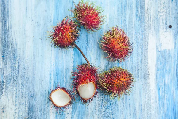 Frutas Tailandesas Exóticas Rambutan Sobre Fondo Azul — Foto de Stock