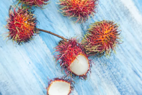 mavi arka plan üzerinde egzotik Rambutan Tay meyve