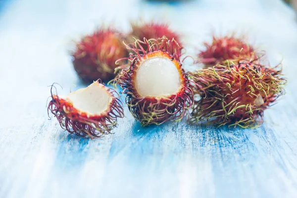 파란색 바탕에 이국적인 Rambutan — 스톡 사진