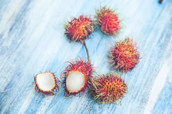 파란색 바탕에 이국적인 Rambutan — 스톡 사진