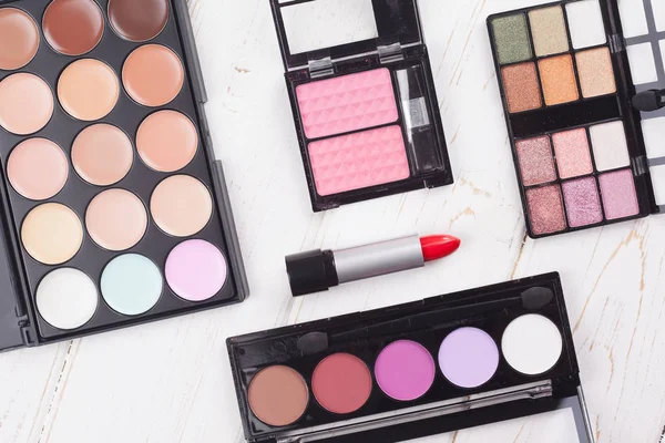 Dekoratif kozmetik Beyaz ahşap arka plan ayarla