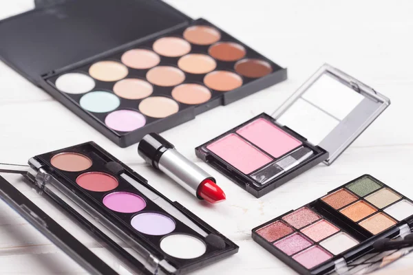 Dekoratif kozmetik Beyaz ahşap arka plan ayarla