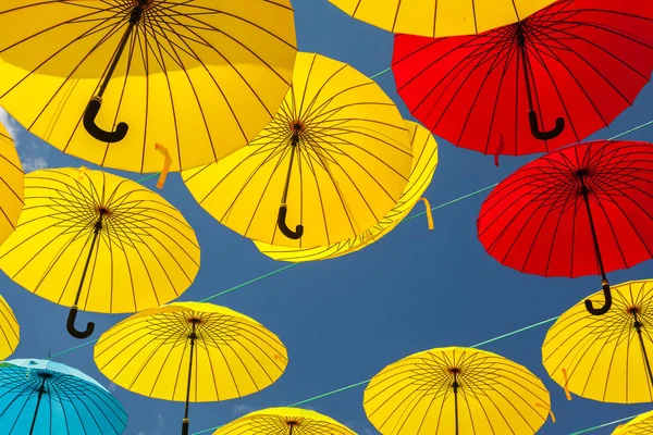 Fundo Guarda Chuvas Coloridos Contra Céu Decoração Rua — Fotografia de Stock