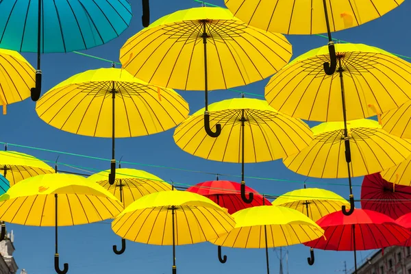 arka plan gökyüzü, sokak dekorasyon karşı renkli şemsiye
