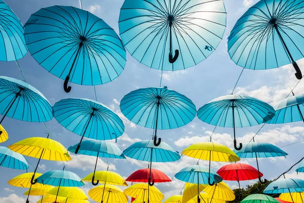 arka plan gökyüzü, sokak dekorasyon karşı renkli şemsiye