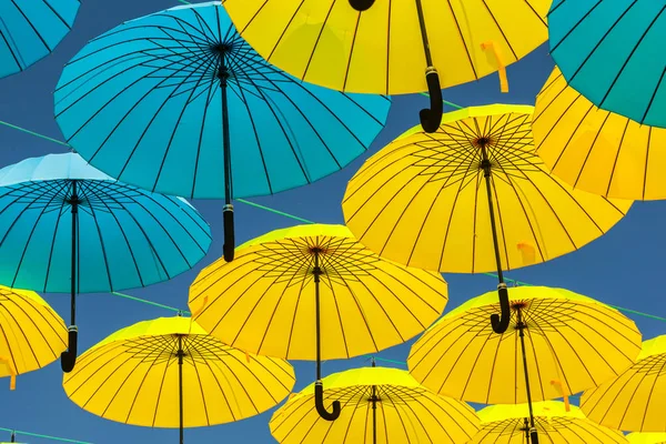 Узор Желтых Синих Зонтов Против Голубого Неба — стоковое фото