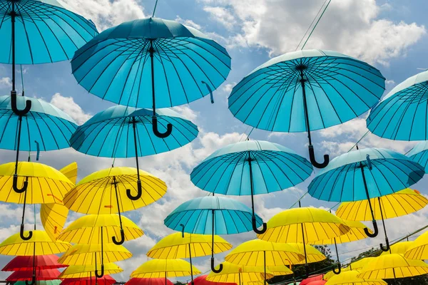 arka plan gökyüzü, sokak dekorasyon karşı renkli şemsiye