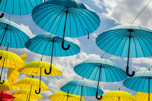 gökyüzü, sokak dekorasyon karşı birçok sarı ve mavi şemsiye