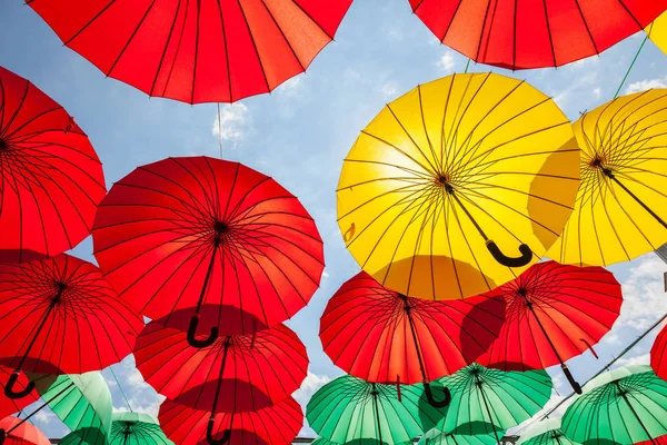 Fundo Guarda Chuvas Coloridos Contra Céu Decoração Rua — Fotografia de Stock