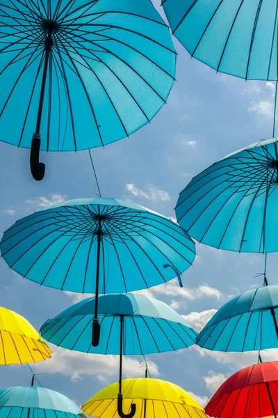 Fundo Guarda Chuvas Coloridos Contra Céu Decoração Rua — Fotografia de Stock