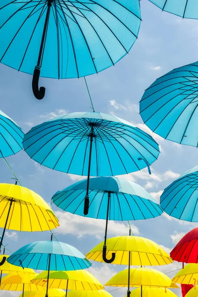 arka plan gökyüzü, sokak dekorasyon karşı renkli şemsiye