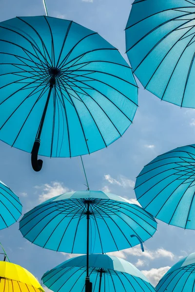 arka plan gökyüzü, sokak dekorasyon karşı renkli şemsiye