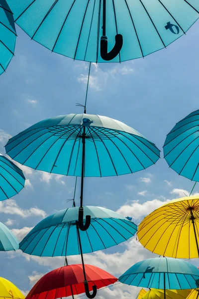 arka plan gökyüzü, sokak dekorasyon karşı renkli şemsiye