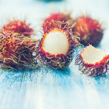 mavi arka plan üzerinde egzotik Rambutan Tay meyve