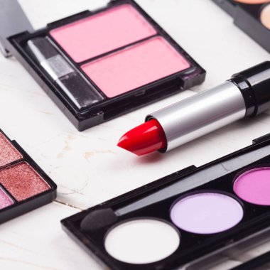 Dekoratif kozmetik beyaz arka plan üzerinde ayarla