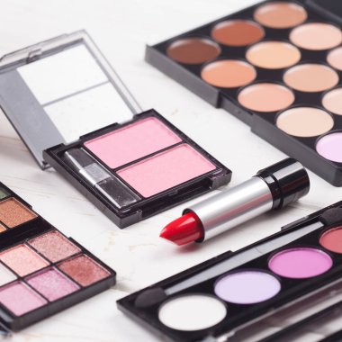 Dekoratif kozmetik Beyaz ahşap arka plan ayarla