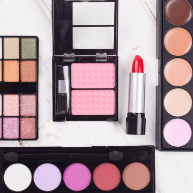 Dekoratif kozmetik Beyaz ahşap arka plan ayarla