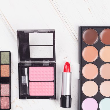 Dekoratif kozmetik Beyaz ahşap arka plan ayarla