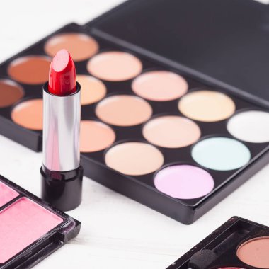 Dekoratif kozmetik Beyaz ahşap arka plan ayarla