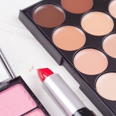 Dekoratif kozmetik Beyaz ahşap arka plan ayarla