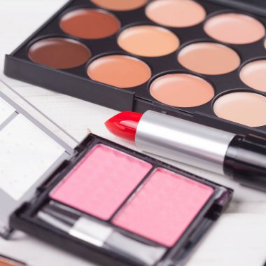 Dekoratif kozmetik Beyaz ahşap arka plan ayarla