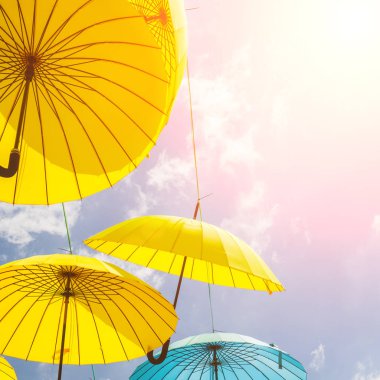 desen mavi bulutlu gökyüzü karşı sarı şemsiye