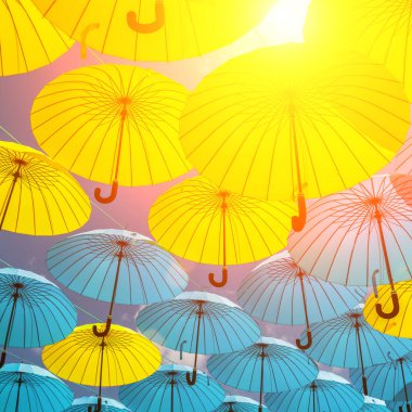 arka plan gökyüzü, sokak dekorasyon karşı sarı ve mavi şemsiye