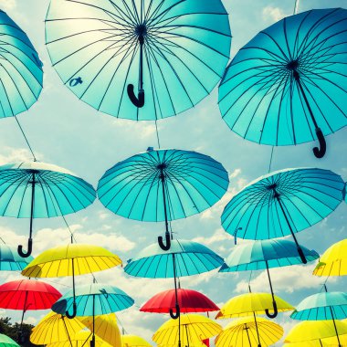 arka plan gökyüzü, sokak dekorasyon karşı parlak şemsiye