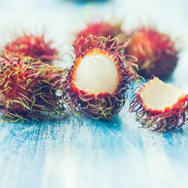 파란색 바탕에 이국적인 Rambutan — 스톡 사진